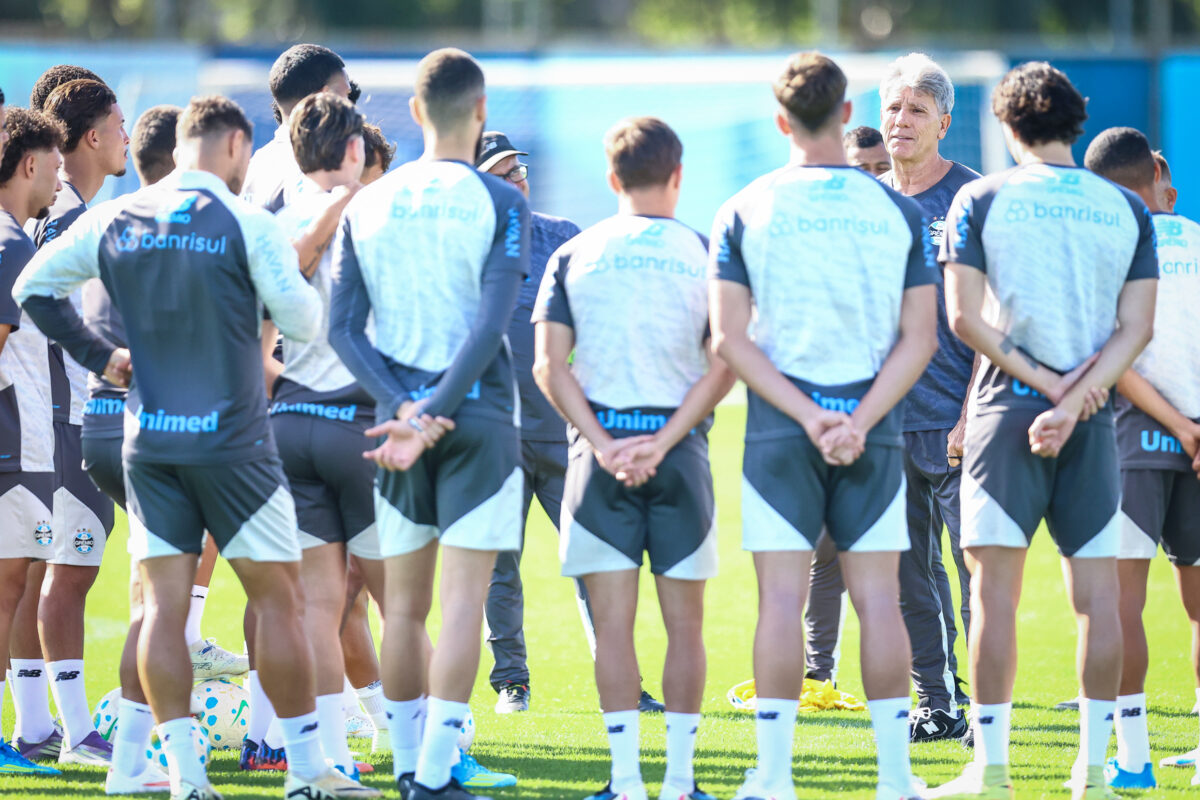 Renato Portaluppi conversa com elenco do Grêmio após coletiva