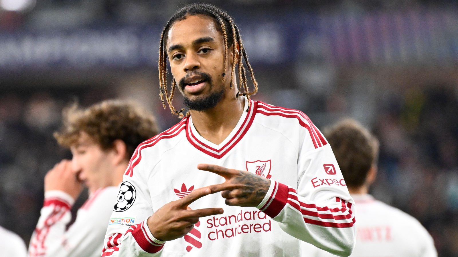 Bradley Barcola brilha com três gols na vitória do Liverpool na Champions