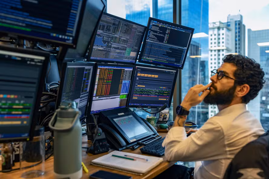 Bolsa aciona 'circuit breaker' e dólar dispara a R$ 5,60 após reeleição de Lula
