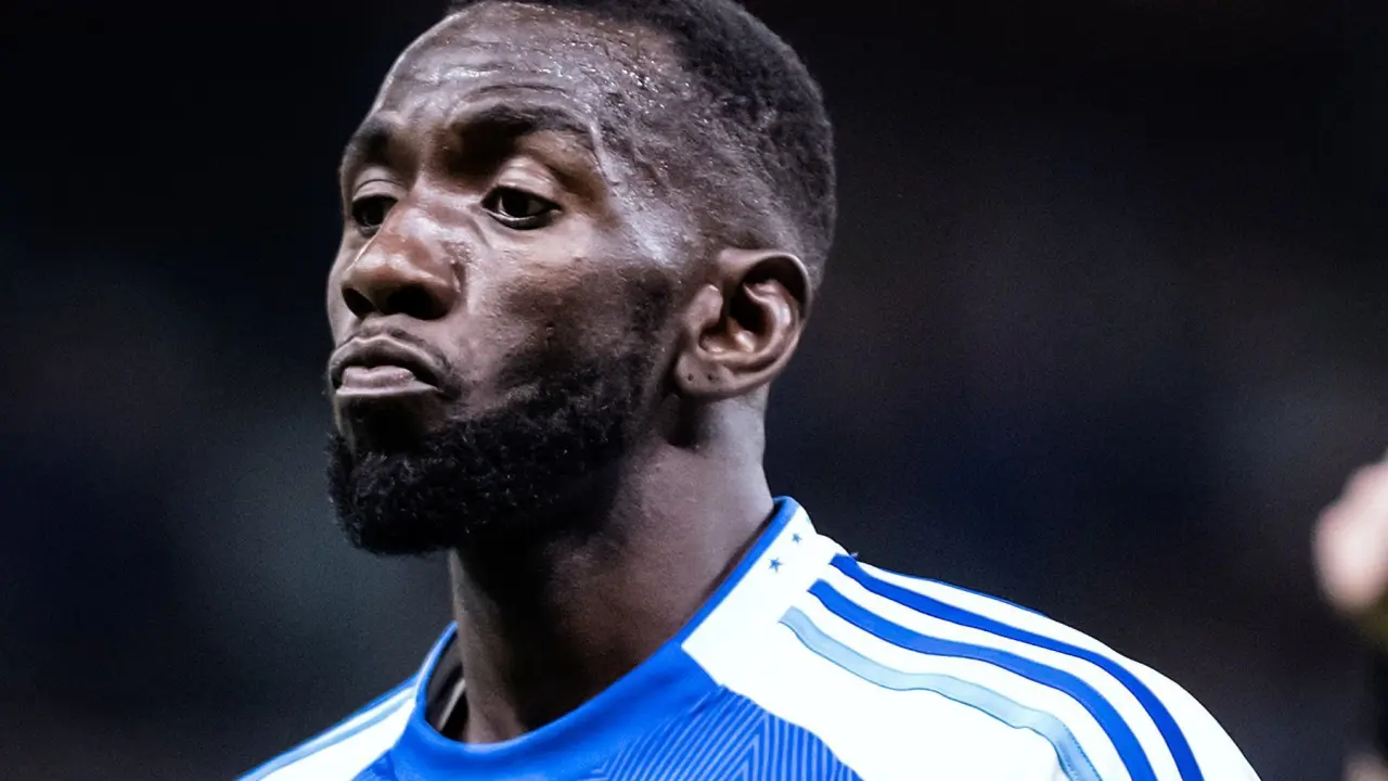 Bolasie manda recado a dirigente do Cruzeiro e segue na Chapecoense