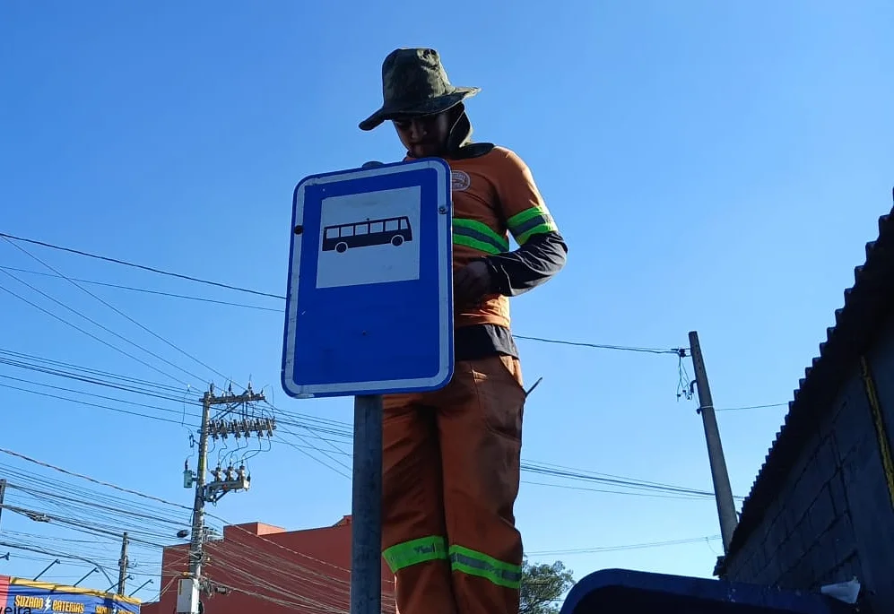 Suzano supera mil placas de trânsito instaladas ao longo de 2025