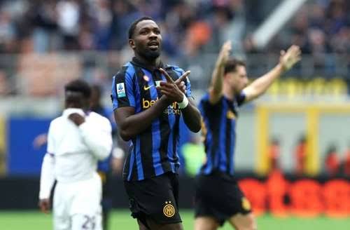 Inter de Milão vira sobre a Fiorentina nos acréscimos e lidera o Italiano