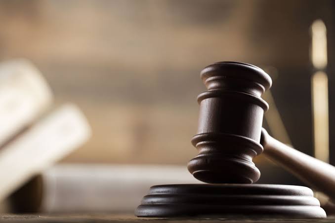 Casos de misoginia e disputas judiciais marcam debates sobre comportamento e ética