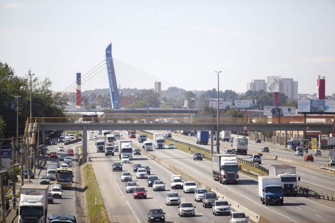 Acidente entre caminhão e carro bloqueia trecho da Dutra em Guarulhos