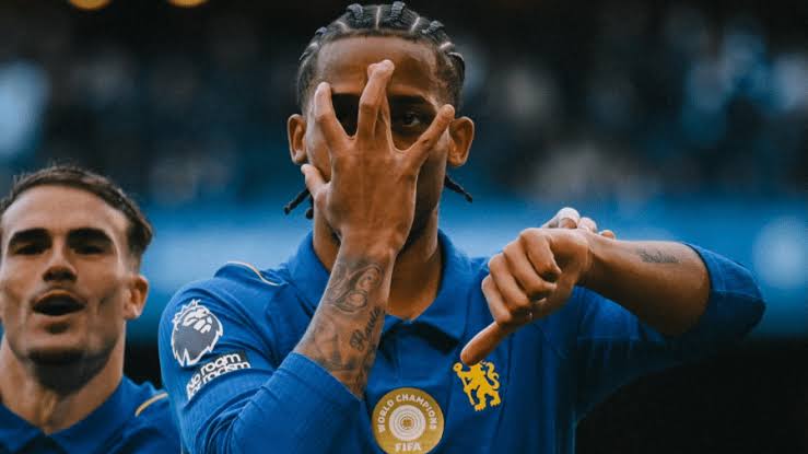 Chelsea goleia o Bournemouth por 5 a 1 com brilho de brasileiros e veterano