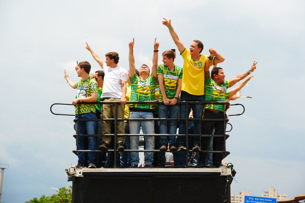 Bloquinhos de Nikolas marcam a agenda de Flávio Bolsonaro no segundo turno