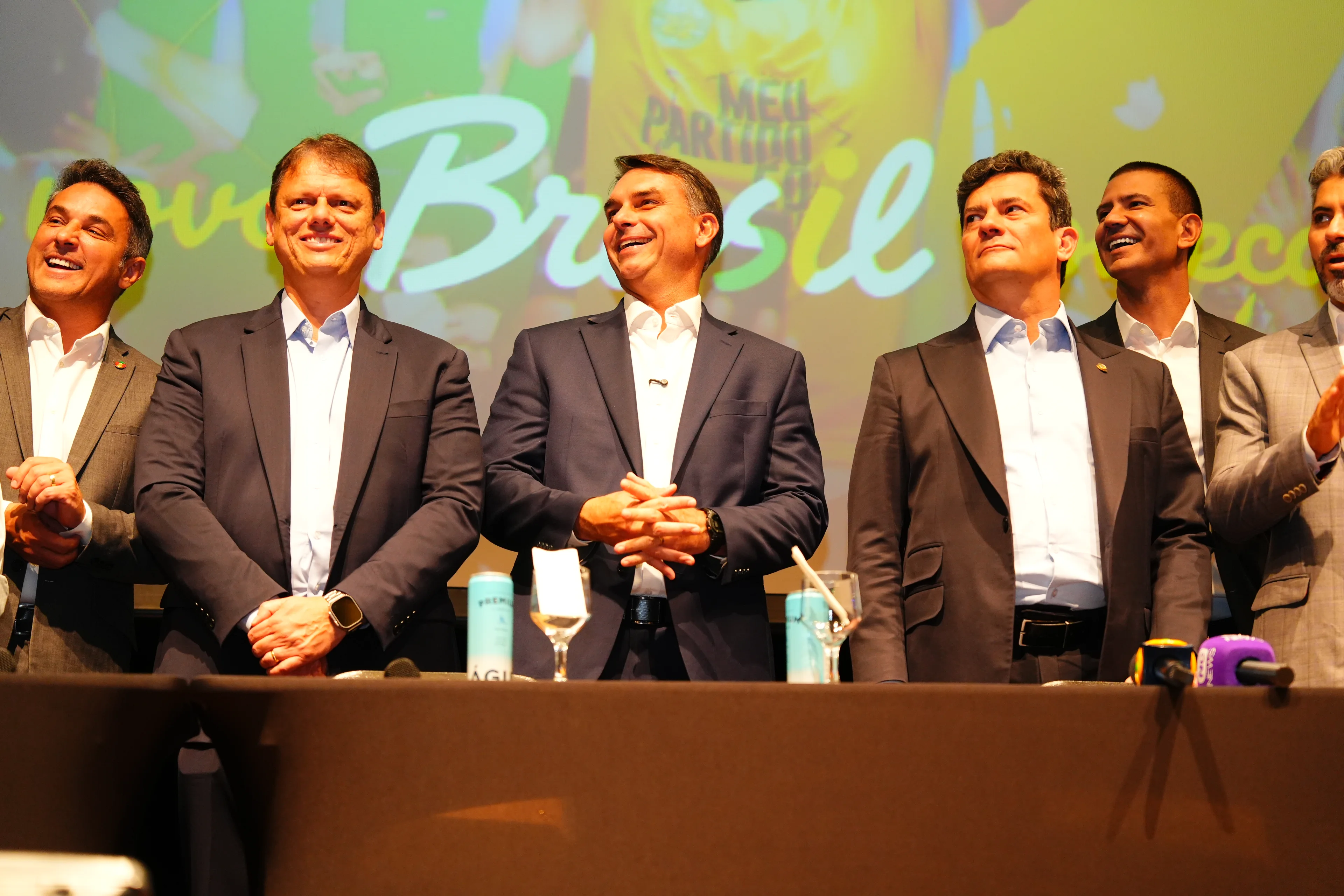 Flávio Bolsonaro vota a favor do fim da escala 6x1 e amplia apoios na corrida presidencial