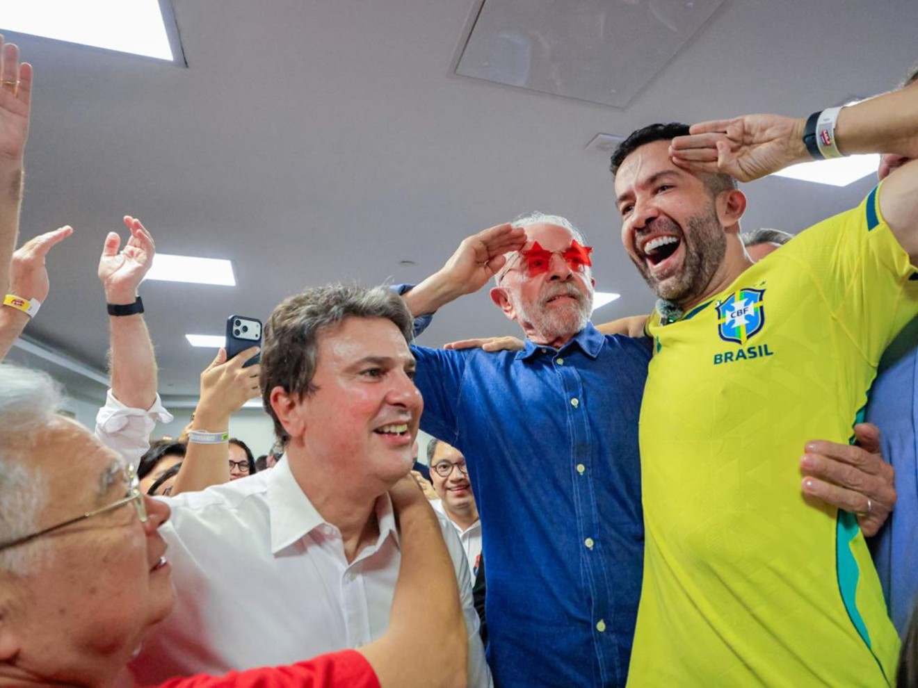Janones rejeita título de 'cara da virada' e elogia Lula