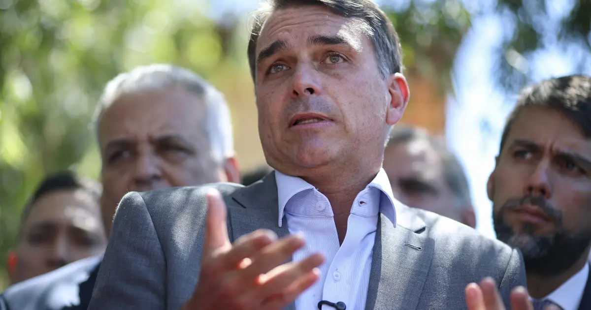 Flávio Bolsonaro recua após falar em mudar Constituição