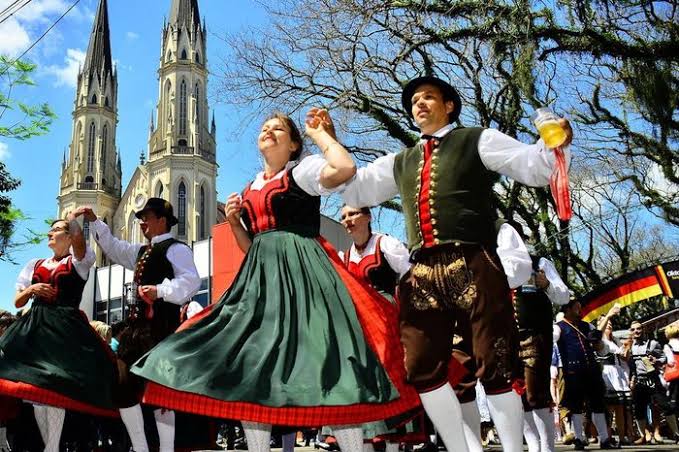 Tradições da Oktoberfest mobilizam comunidades na França, Alemanha e EUA