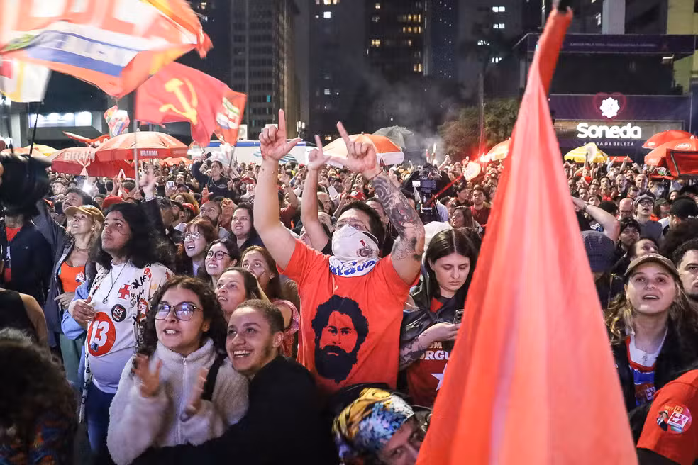 Apoiadores de Lula comemoram vitória na Avenida Paulista