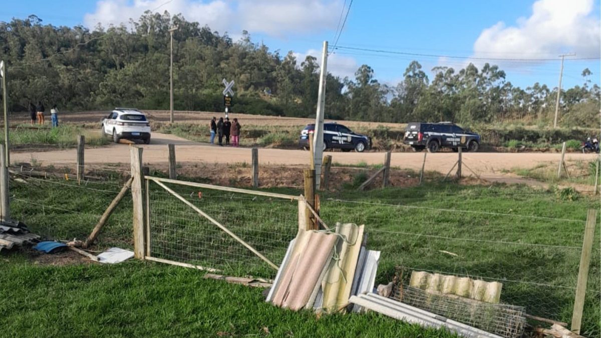 Corpos de tres irmaos sao achados carbonizados e com marcas de tiros em SC