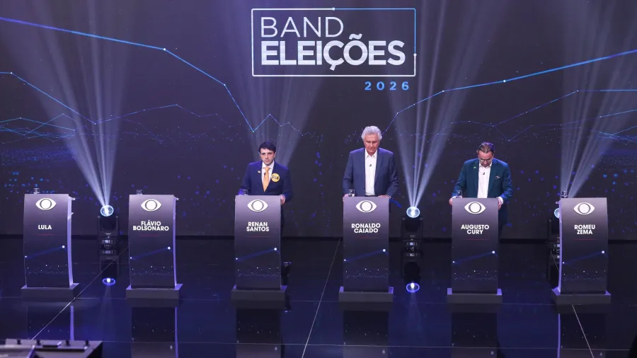 Lula e Flávio Bolsonaro se enfrentam pela primeira vez em debate presidencial