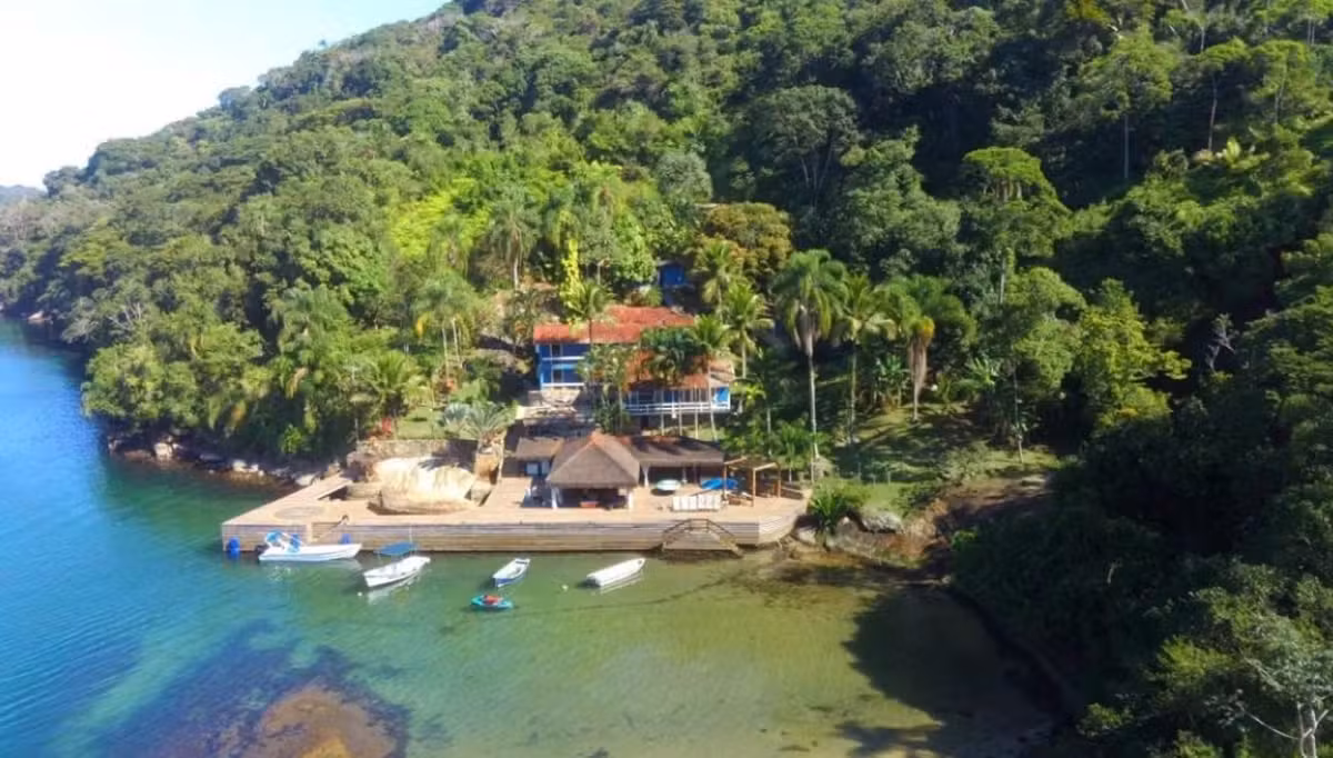 Advogado rebate Richarlison sobre ilha em Angra dos Reis e dá prazo