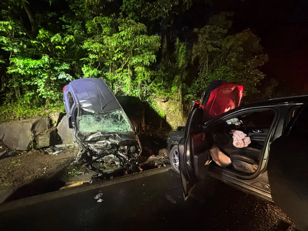 Colisão frontal na BR-282 deixa dois mortos em Nova Erechim
