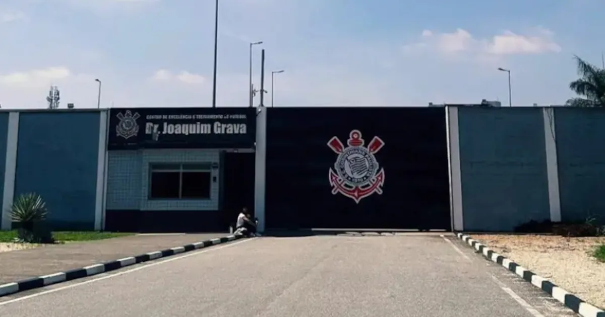 Torcida organizada do Corinthians cobra elenco e diretoria no CT