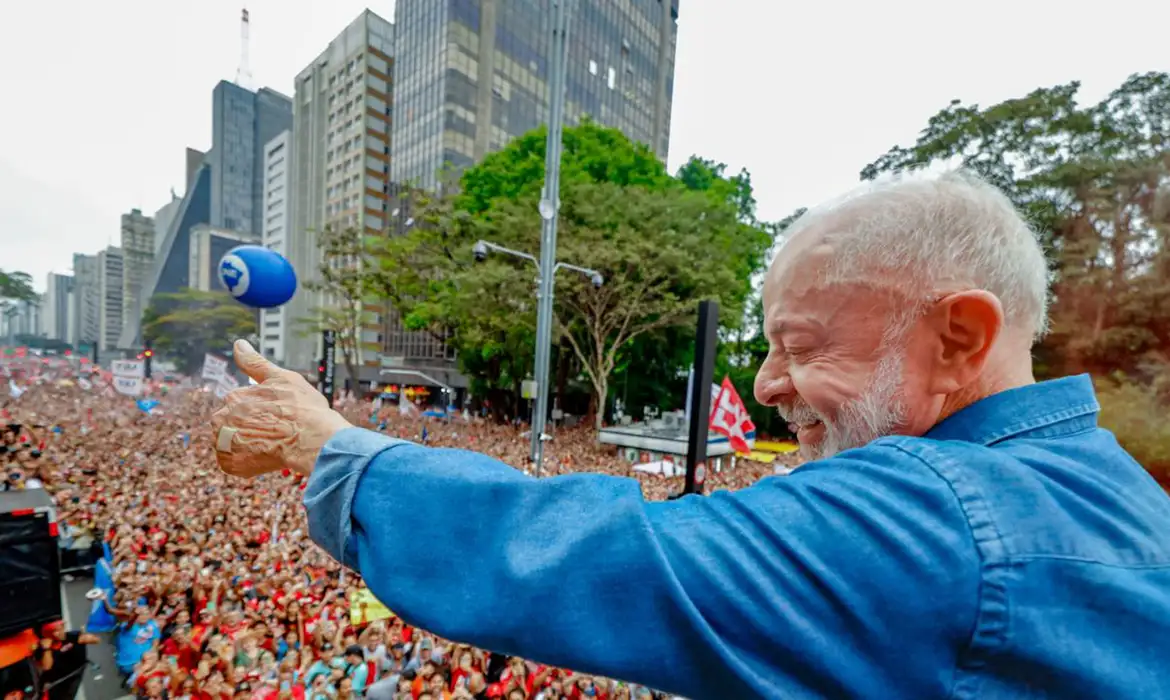 Ato na Avenida Paulista reúne apoiadores e lideranças em prol de Lula