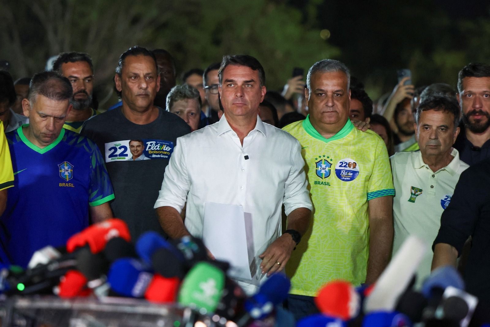 Aliados de Bolsonaro deixam o Brasil após investigações