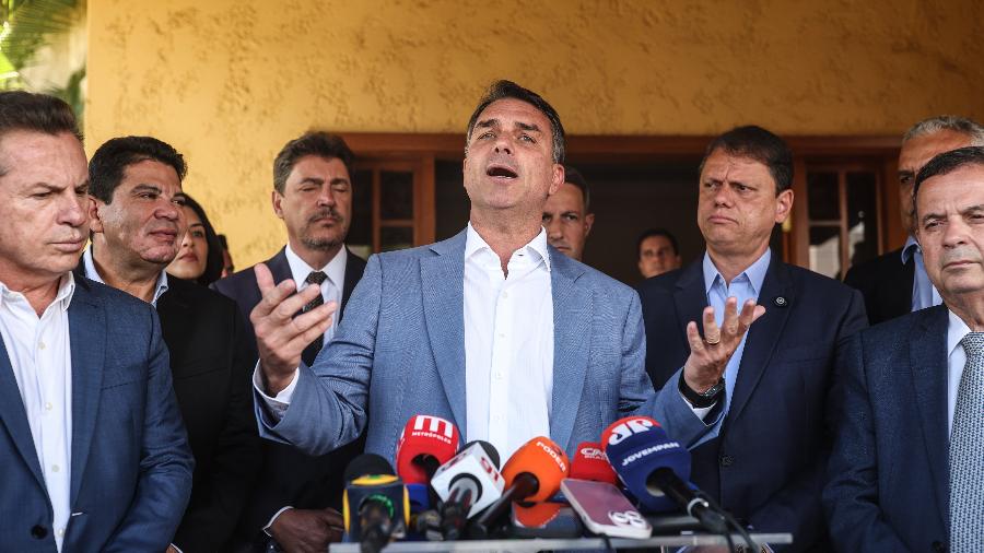 Juristas e aliados criticam declarações de Flávio sobre a Constituição