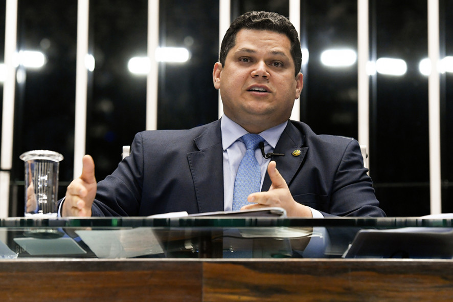 Alcolumbre negocia idade mínima para o STF e promulga fim da escala 6x1