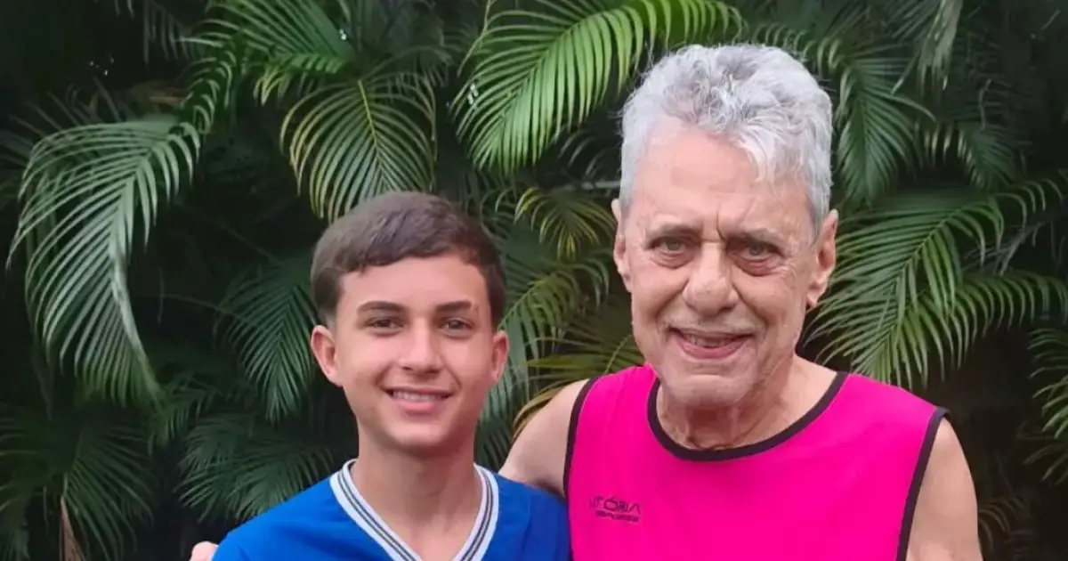 Menino joga futebol com Chico Buarque no Rio de Janeiro