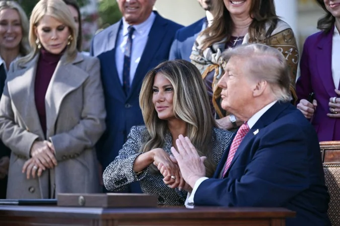Melania desvia de beijo de Donald Trump e vídeo viraliza nos EUA