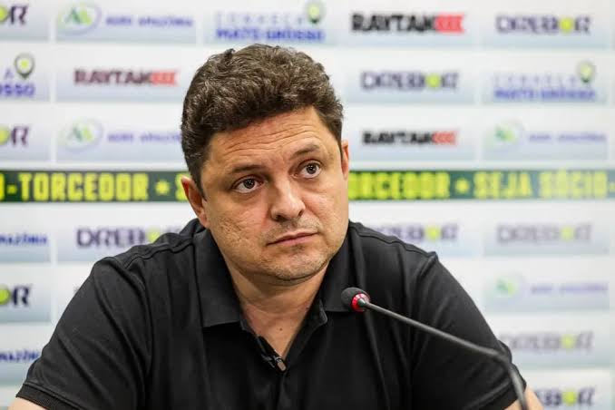 Cuiabá quita dívida com ex-técnico e encerra transfer ban da FIFA