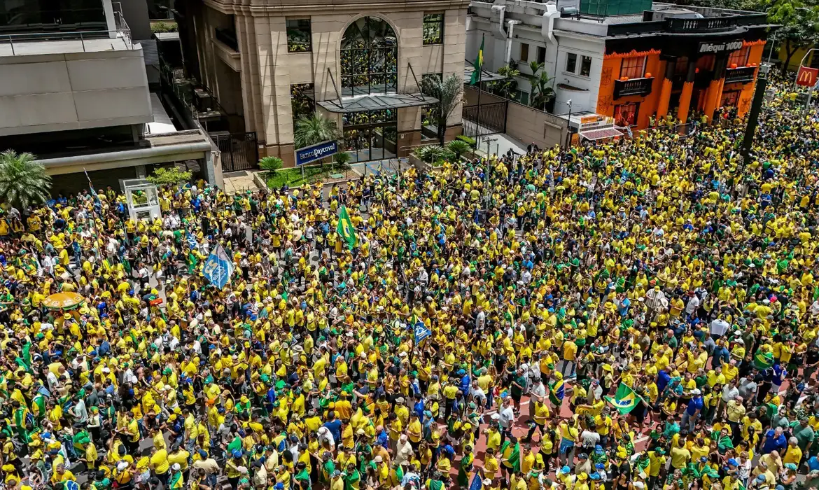 Ato de Flávio Bolsonaro na Avenida Paulista tem míssil inflável e críticas
