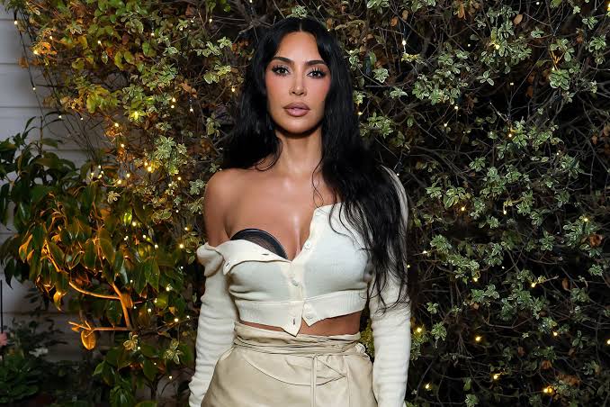Kim Kardashian antecipa comemoração de aniversário com viagem às Filipinas