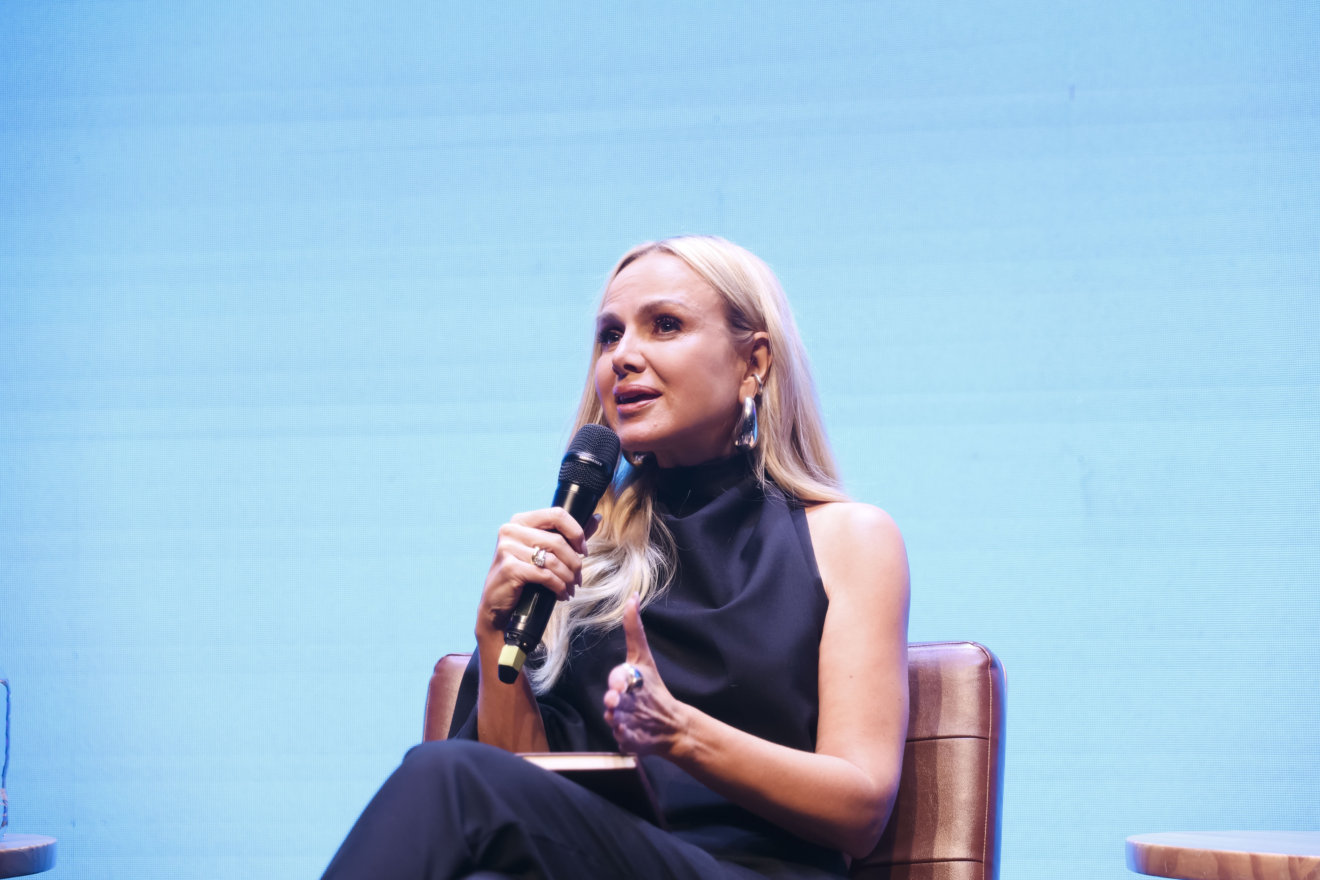 Apresentadora Eliana relata superação na menopausa e relação abusiva