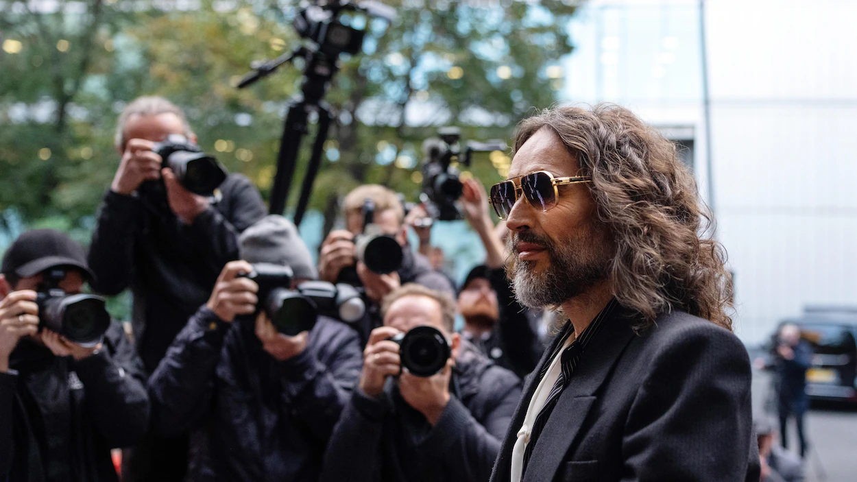 Russell Brand vai a julgamento por acusações de estupro e agressão sexual