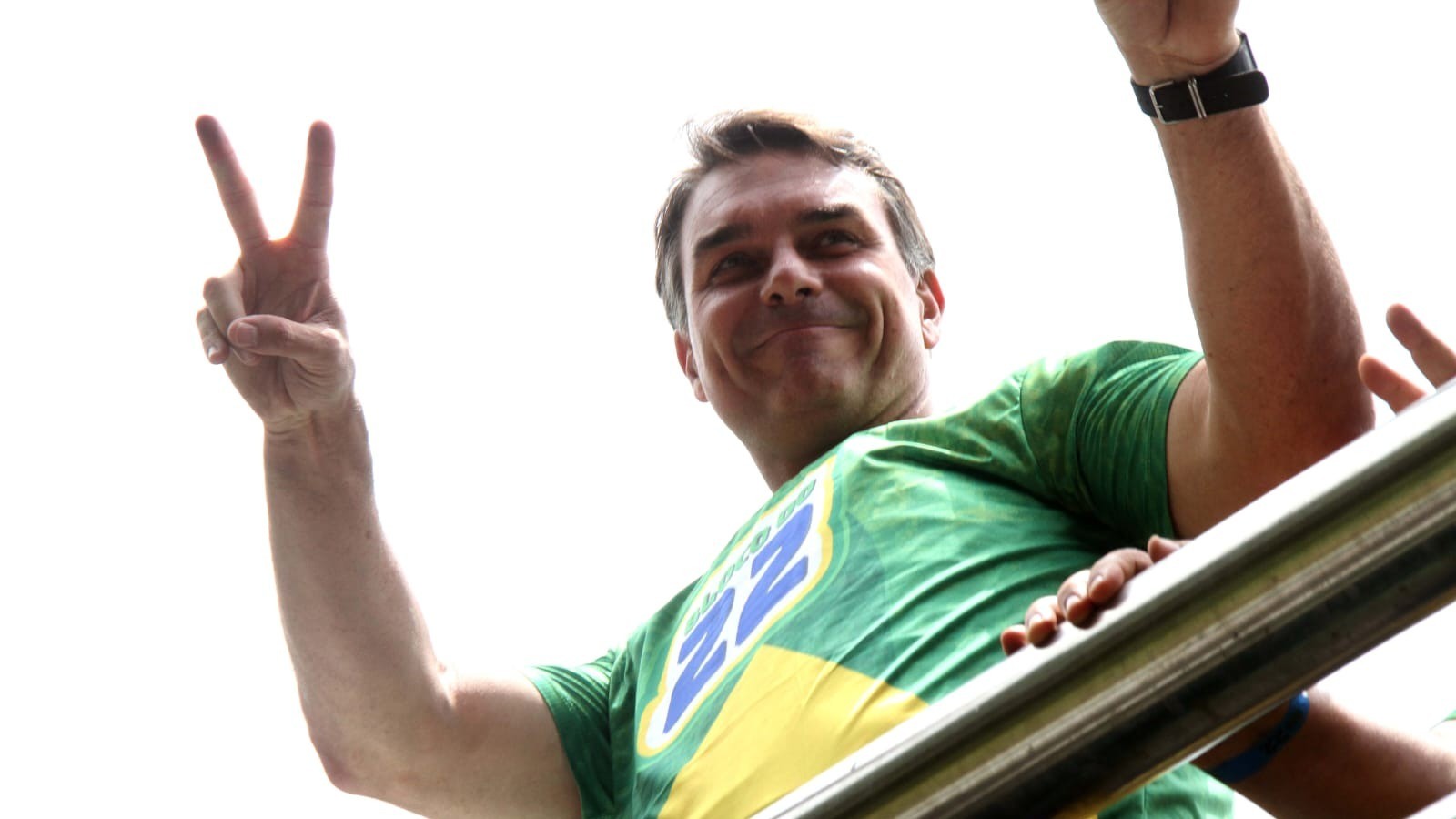 Flávio Bolsonaro permanece no Brasil e contesta resultado eleitoral