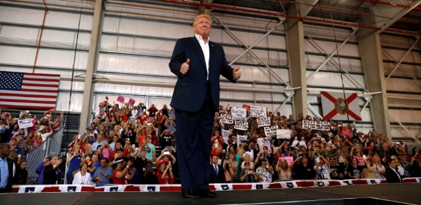Donald Trump ataca jornalistas e critica imprensa em comício na Flórida
