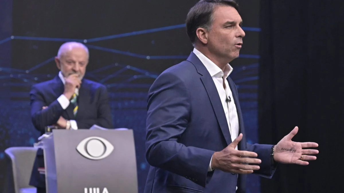 Flávio Bolsonaro e Lula divergem sobre saídas temporárias de presos em debate