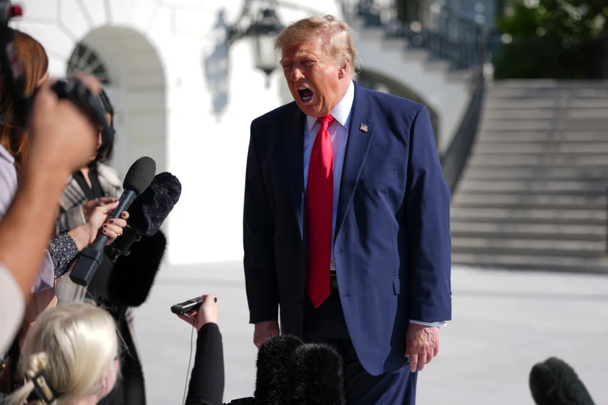 Trump sugere que EUA podem lucrar com o petróleo e avalia nova ofensiva no Irã