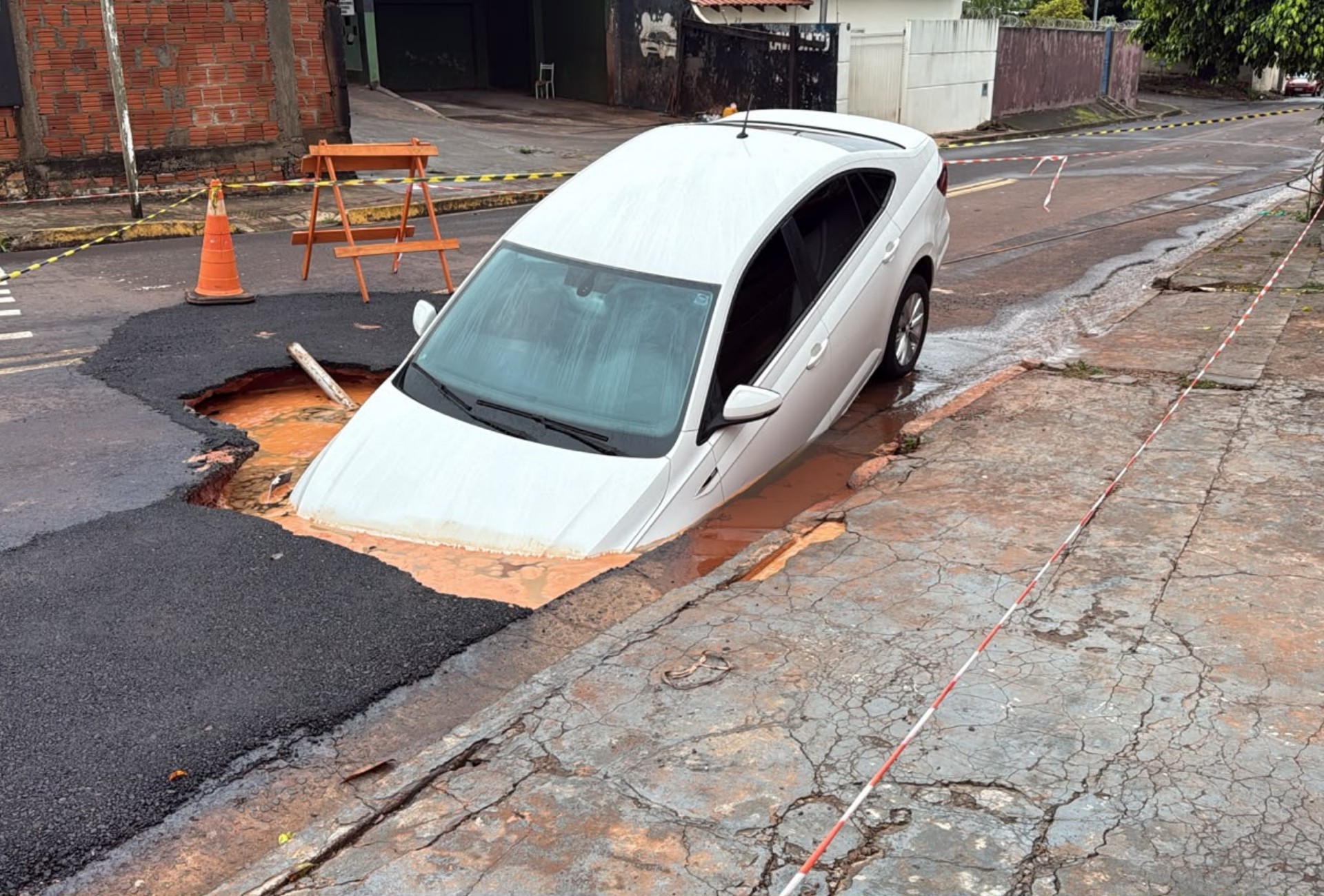 Afundamento de asfalto engole carro em Campo Grande