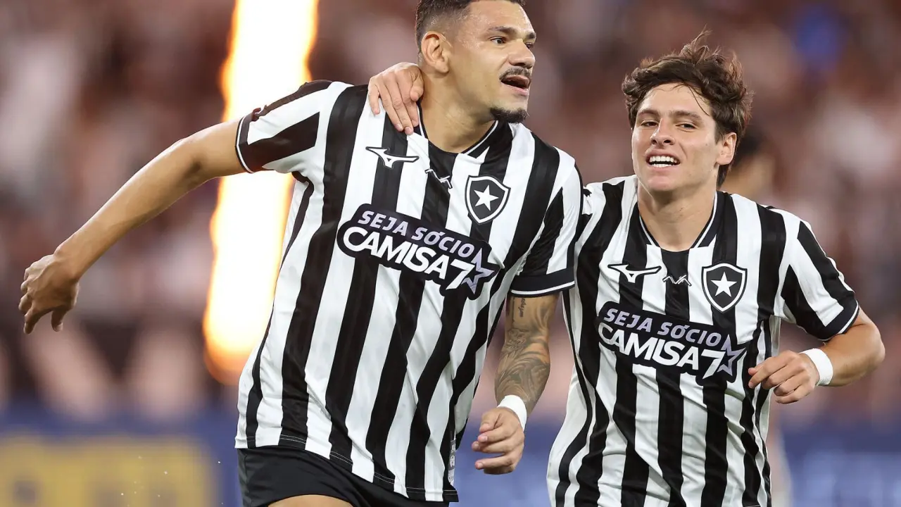Botafogo vence a Chapecoense com gol de Tiquinho Soares no Brasileirão