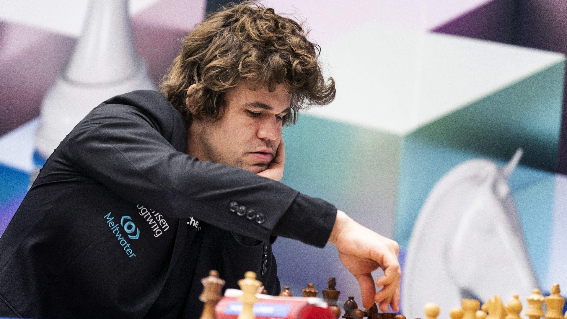 Magnus Carlsen se retira do Freestyle Friday após derrota para mesatenista iraniano