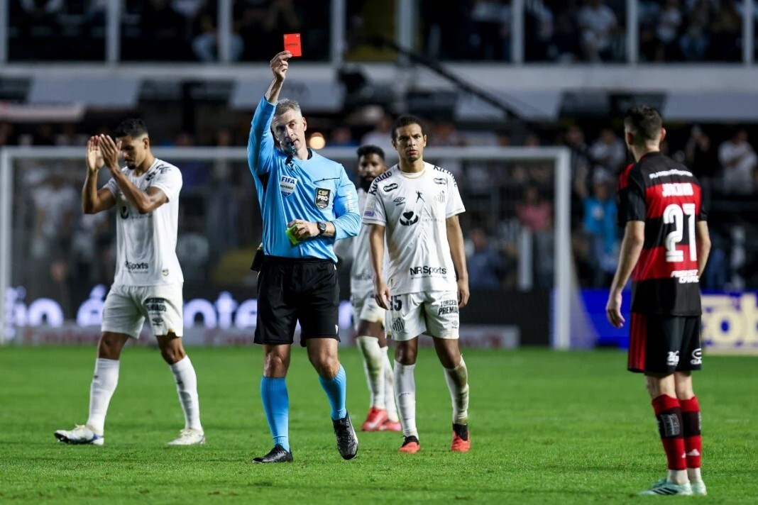 Flamengo critica arbitragem de Daronco e Palmeiras rebate nota