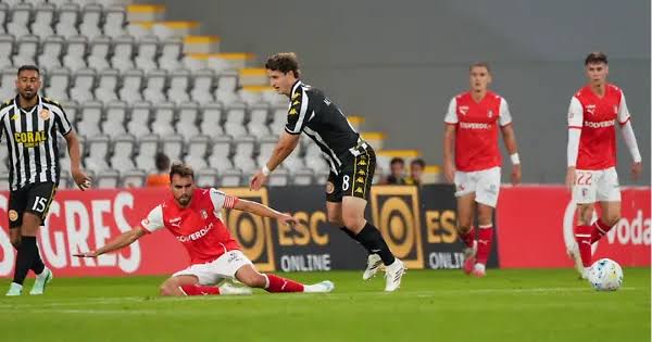 Nacional vence Braga com gol de Baeza e deixa zona de rebaixamento