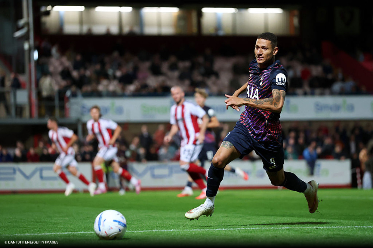 Richarlison marca pelo sub-21 do Tottenham e cobra Flávio Bolsonaro