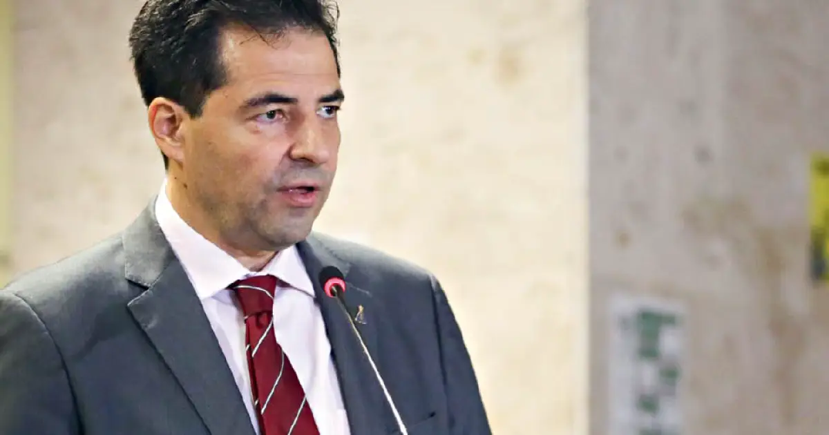 Adolfo Sachsida desponta como favorito para a Fazenda em campanha de Flávio Bolsonaro