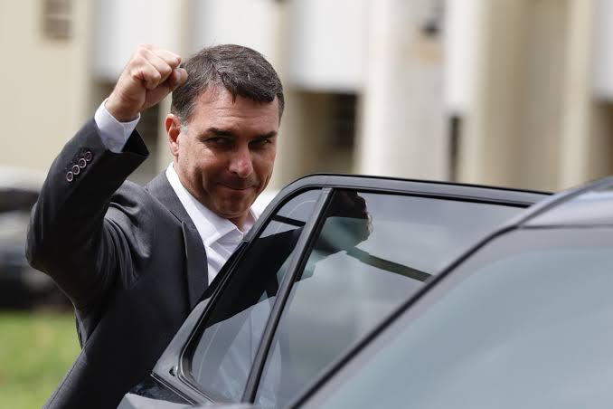 Cúpula do PL relata surpresa e desconhecimento sobre fuga de Flávio Bolsonaro
