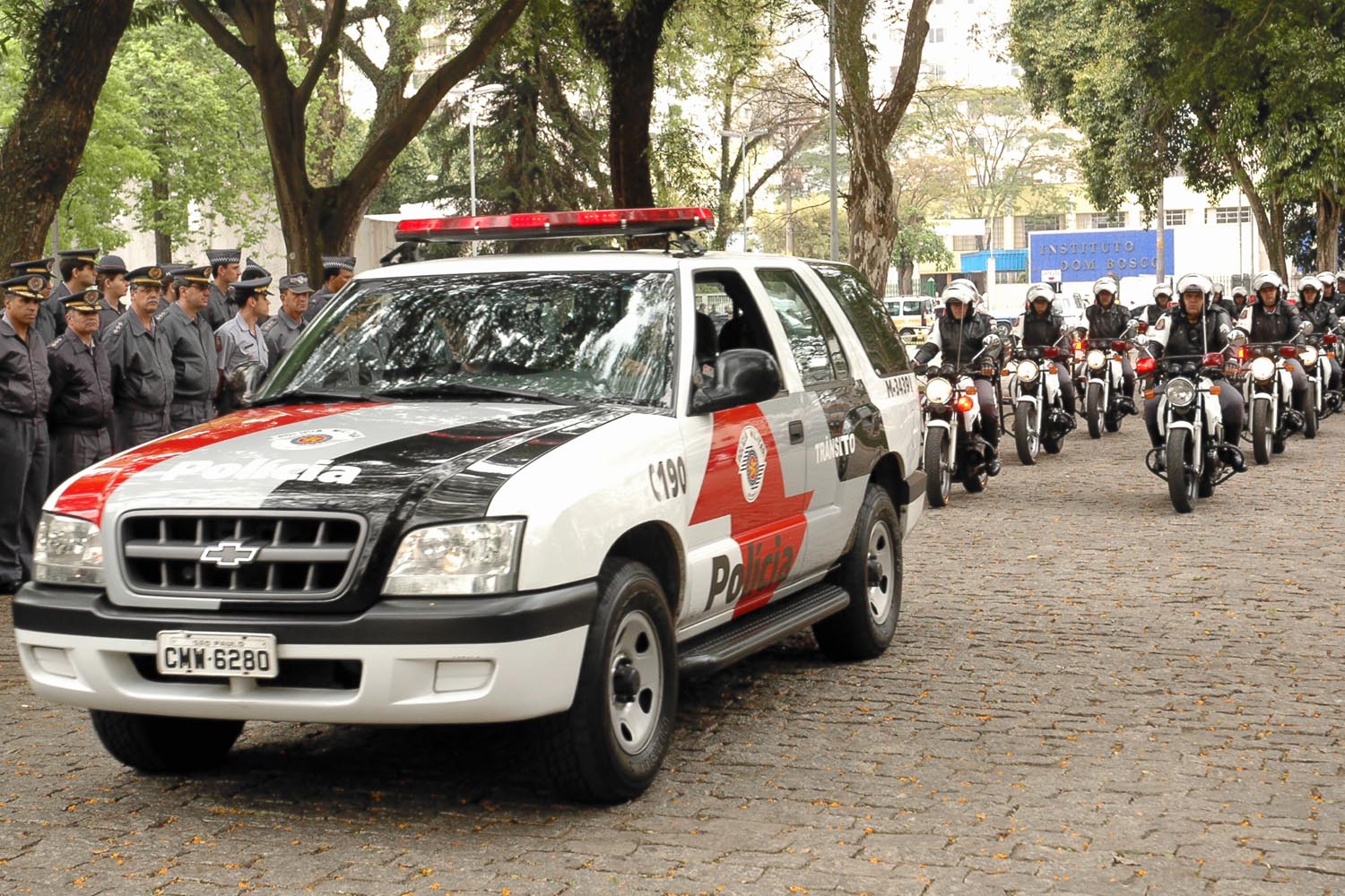 Ocorrências com viaturas policiais marcam o fim de semana no país