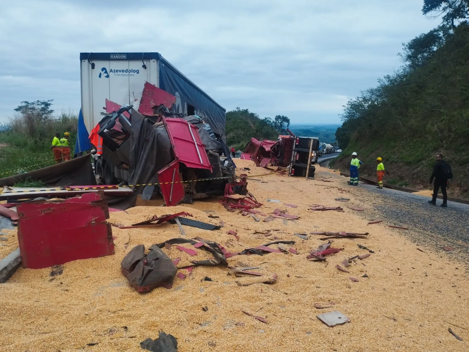 Batida entre carretas deixa um morto e dois feridos na BR-262 em Minas Gerais