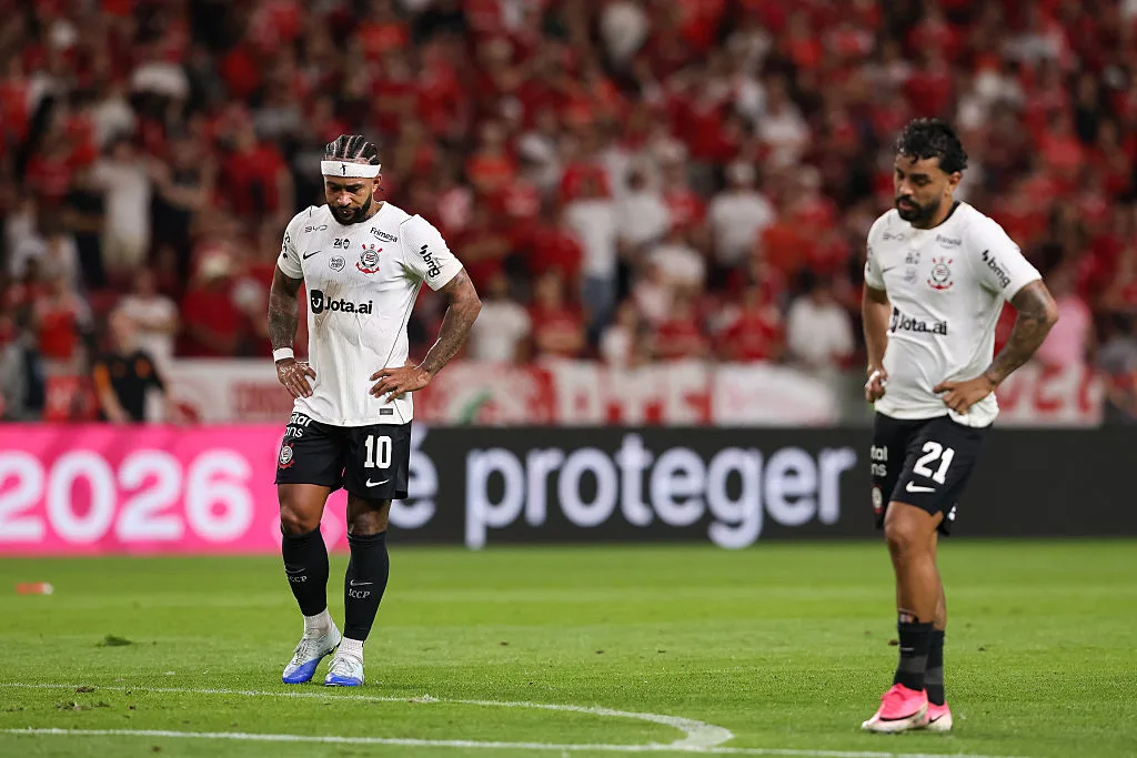 Palmeiras goleia o Corinthians por 4 a 1 com gol contra de Matheus Bidu