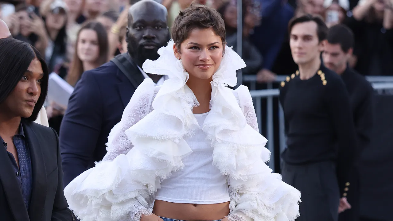 Zendaya repete peça de alta-costura em desfile de Paris