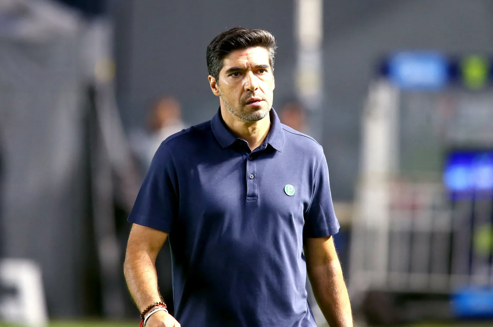 Abel Ferreira critica gramado da Vila Belmiro após empate do Palmeiras
