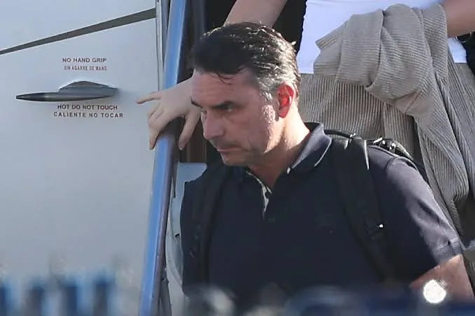 Flávio Bolsonaro viaja para os EUA e publica carta com ataques às urnas