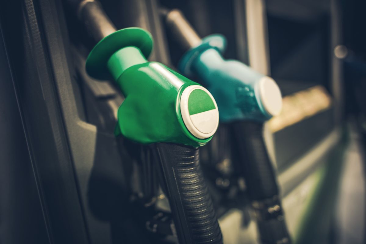 Governo federal zera impostos federais sobre a gasolina e amplia subsídios